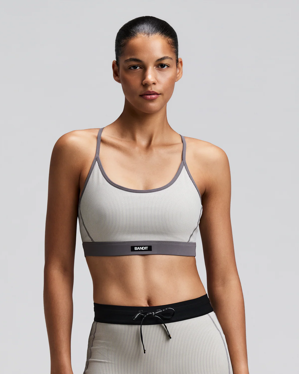 Bandit WOMEN'S STRIPED CADENCE™ STRAPPY RUN BRA - PLASTER / SLATE